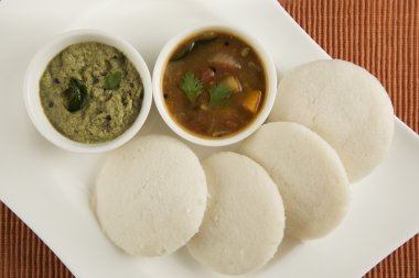 Tembel tembel sambar ile Güney Hint geleneksel bir kahvaltı Iddli olduğunu