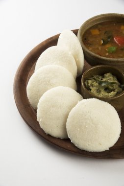 Tembel tembel sambar ile Güney Hint geleneksel bir kahvaltı Iddli olduğunu