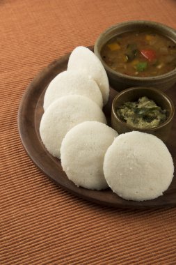 Tembel tembel sambar ile Güney Hint geleneksel bir kahvaltı Iddli olduğunu