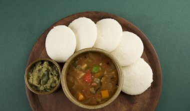 Tembel tembel sambar ile Güney Hint geleneksel bir kahvaltı Iddli olduğunu