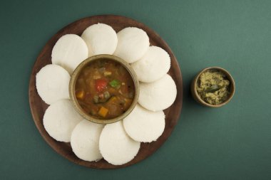 Tembel tembel sambar ile Güney Hint geleneksel bir kahvaltı Iddli olduğunu