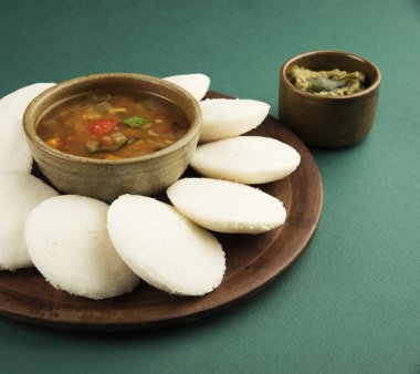 Tembel tembel sambar ile Güney Hint geleneksel bir kahvaltı Iddli olduğunu