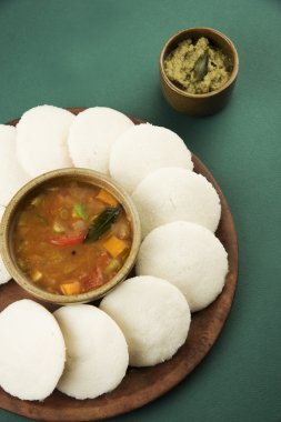 Tembel tembel sambar ile Güney Hint geleneksel bir kahvaltı Iddli olduğunu