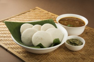 Tembel tembel sambar ile Güney Hint geleneksel bir kahvaltı Iddli olduğunu