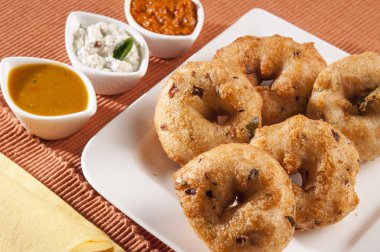 beyaz çanak Hindistan cevizi Chutney ile güney hint gıda Vada Sambar, Hint Gıda