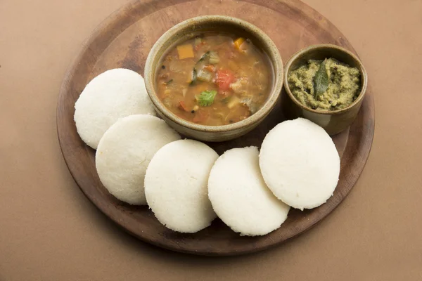 Idly con sambar Iddli es un desayuno tradicional del sur de la India —  Fotos de Stock