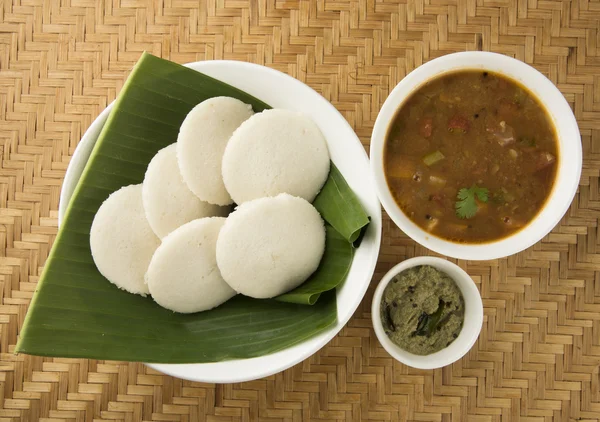 ぼんやりとサンバーと Iddli は南インドの伝統的な朝食 — ストック写真