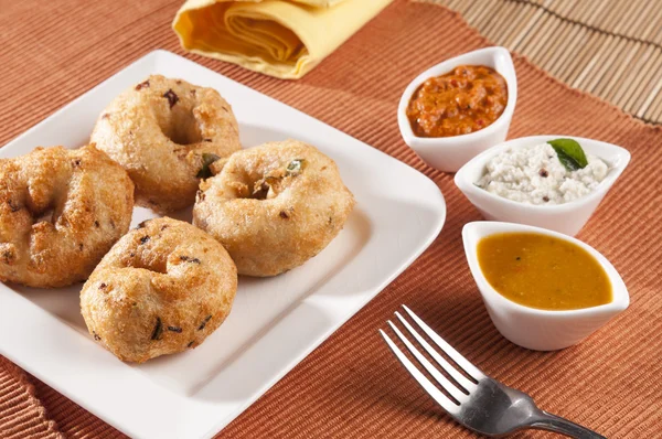 Südindisches Essen vada sambar mit Kokos-Chutney in weißer Schale, indisches Essen — Stockfoto