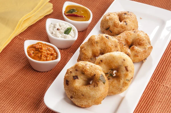 Södra indisk mat vada Sambar med kokosnöt chutney i vit maträtt, indisk mat — Stockfoto