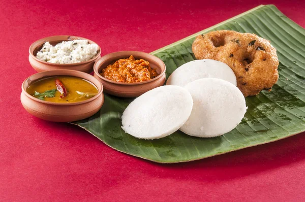 Comida comida do Sul da Índia idli vada com sambar em uma folha de banana — Fotografia de Stock