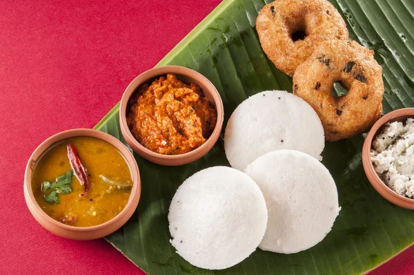 Comida comida del sur de la India idli vada con sambar en una hoja de plátano — Foto de Stock