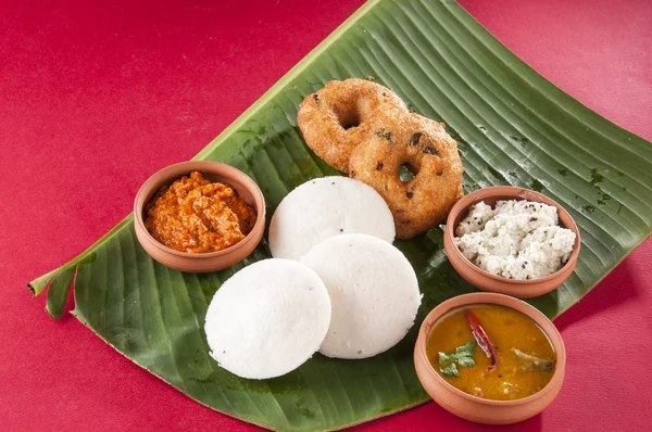 Essen südindisches Essen idli vada mit Sambar auf einem Bananenblatt — Stockfoto