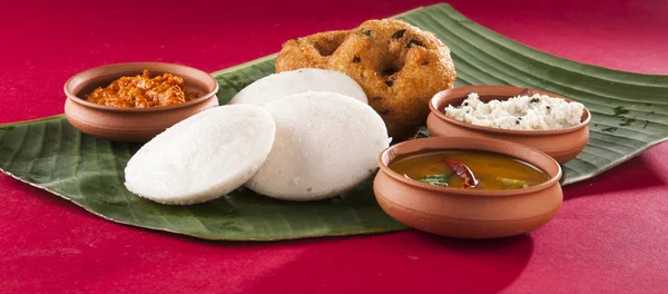 Food South Indian food idli vada with sambar on a banana leaf — Stock Photo, Image