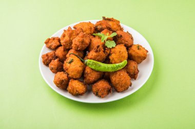Lezzetli lezzetli ve nefis Hint Moong Dal vada veya moong dal pakoda veya moong vade veya Pakora (börek) ile kızarmış yeşil biber, kırmızı ve yeşil acı sos.