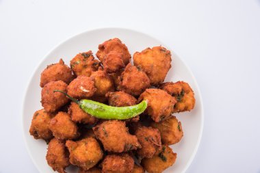 Lezzetli lezzetli ve nefis Hint Moong Dal vada veya moong dal pakoda veya moong vade veya Pakora (börek) ile kızarmış yeşil biber, kırmızı ve yeşil acı sos.