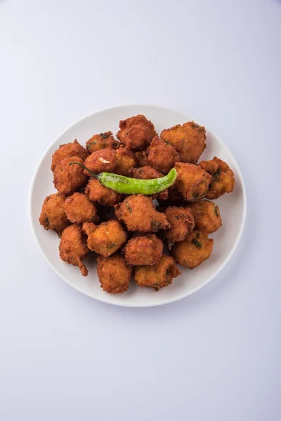 Köstliche und leckere indische moong dal vada oder moong dal pakoda oder moong vade oder pakora (fritter) mit gebratenem grünem Chili, roter und grüner scharfer Sauce. — Stockfoto