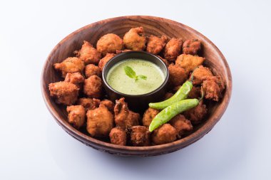 Lezzetli lezzetli ve nefis Hint Moong Dal vada veya moong dal pakoda veya moong vade veya Pakora (börek) ile kızarmış yeşil biber, kırmızı ve yeşil acı sos.