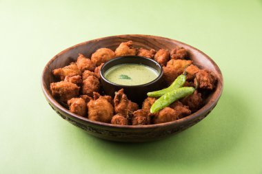 Lezzetli lezzetli ve nefis Hint Moong Dal vada veya moong dal pakoda veya moong vade veya Pakora (börek) ile kızarmış yeşil biber, kırmızı ve yeşil acı sos.