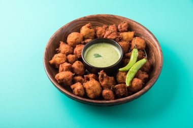 Lezzetli lezzetli ve nefis Hint Moong Dal vada veya moong dal pakoda veya moong vade veya Pakora (börek) ile kızarmış yeşil biber, kırmızı ve yeşil acı sos.