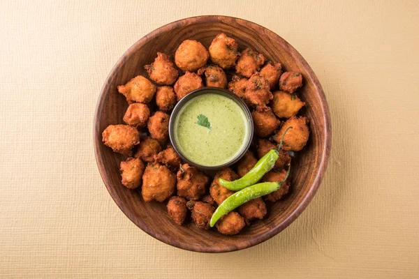 Pyszne smaczne i pyszne Indian Moong Dal vada lub moong dal pakoda lub moong vade lub Pakora (placek) z smażone zielone chili, zielony i czerwony gorący sos. — Zdjęcie stockowe