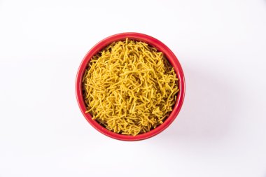 Besan sev adı verilen geleneksel hint çerezi beyaz üzerine izole.