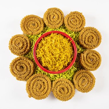 diwali gıda chivada, chakali, murukku, anarse, shankar soluk, hint aperatifler