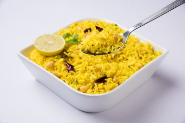 pirinç ile limon, yaprak ve kapta soğuk kırmızı köri yakın çekim