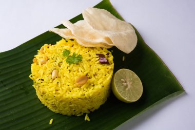 pirinç ile limon, yaprak ve kapta soğuk kırmızı köri yakın çekim