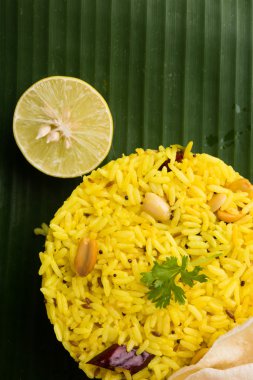 pirinç ile limon, yaprak ve kapta soğuk kırmızı köri yakın çekim