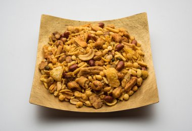 Geleneksel Hint derin yağda kızartılmış tuzlu yemek - chivda veya karışım veya farsan veya farsaan gram un yapılan ve kuru meyve ile karışık