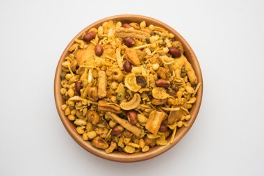 Geleneksel Hint derin yağda kızartılmış tuzlu yemek - chivda veya karışım veya farsan veya farsaan gram un yapılan ve kuru meyve ile karışık