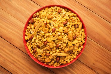 Geleneksel Hint derin yağda kızartılmış tuzlu yemek - chivda veya karışım veya farsan veya farsaan gram un yapılan ve kuru meyve ile karışık