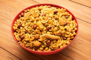 Geleneksel Hint derin yağda kızartılmış tuzlu yemek - chivda veya karışım veya farsan veya farsaan gram un yapılan ve kuru meyve ile karışık