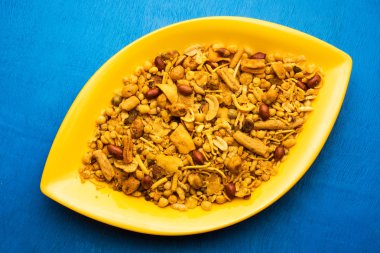 Geleneksel Hint derin yağda kızartılmış tuzlu yemek - chivda veya karışım veya farsan veya farsaan gram un yapılan ve kuru meyve ile karışık