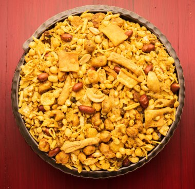 Geleneksel Hint derin yağda kızartılmış tuzlu yemek - chivda veya karışım veya farsan veya farsaan gram un yapılan ve kuru meyve ile karışık