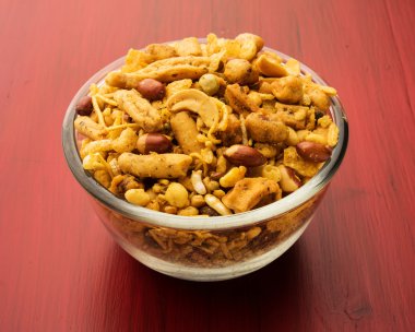 Geleneksel Hint derin yağda kızartılmış tuzlu yemek - chivda veya karışım veya farsan veya farsaan gram un yapılan ve kuru meyve ile karışık