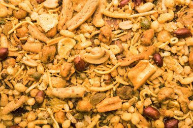 Geleneksel Hint derin yağda kızartılmış tuzlu yemek - chivda veya karışım veya farsan veya farsaan gram un yapılan ve kuru meyve ile karışık