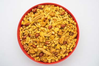 Geleneksel Hint derin yağda kızartılmış tuzlu yemek - chivda veya karışım veya farsan veya farsaan gram un yapılan ve kuru meyve ile karışık