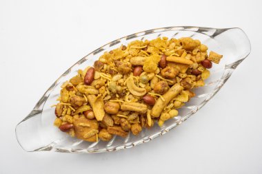 Geleneksel Hint derin yağda kızartılmış tuzlu yemek - chivda veya karışım veya farsan veya farsaan gram un yapılan ve kuru meyve ile karışık