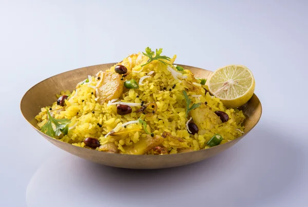 Poha ou aalu poha ou pohe composto por arroz batido ou arroz achatado, petisco indiano favorito — Fotografia de Stock