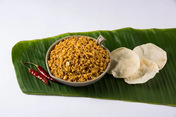 인도 타밀 나두산 타마린드 라이스 또는 풀리요다라이 쌀과 파파돔 — 스톡 사진