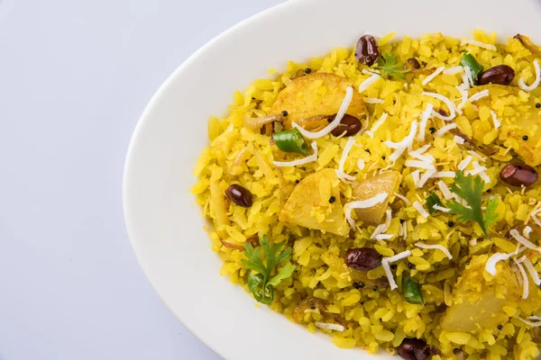 Poha ou aalu poha ou pohe composto por arroz batido ou arroz achatado, petisco indiano favorito — Fotografia de Stock