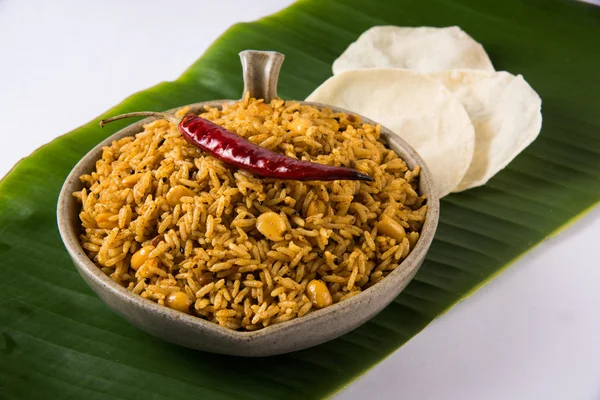 인도 타밀 나두산 타마린드 라이스 또는 풀리요다라이 쌀과 파파돔 — 스톡 사진