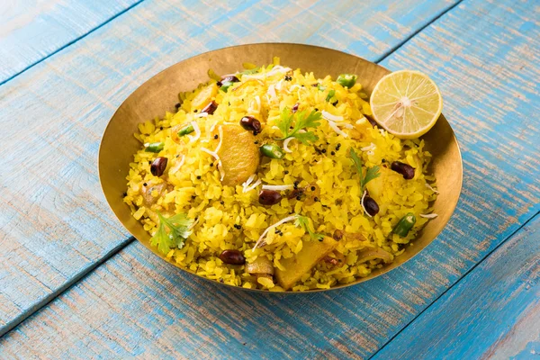Poha nebo aalu poha nebo pohe tvořen vyšlapané rýže nebo rýže, oblíbené indické snack zploštělá — Stock fotografie