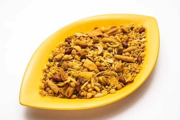 Geleneksel Hint derin yağda kızartılmış tuzlu yemek - chivda veya karışım veya farsan veya farsaan gram un yapılan ve kuru meyve ile karışık