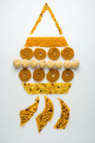 Diwali lamp samengesteld uit Diwali snack food — Stockfoto