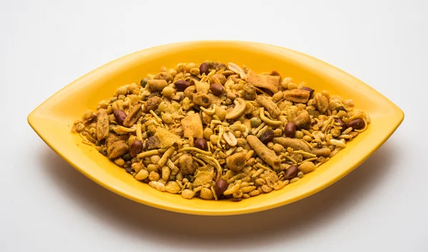 传统的印度油炸咸菜-芝士或混合或法桑或法沙安由克面粉制成, 并与干果混合 — 图库照片