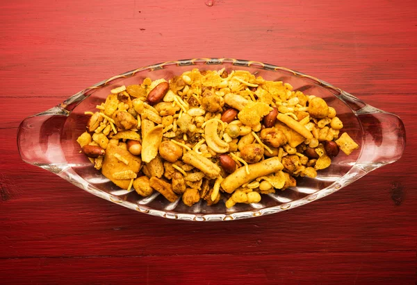 Plato salado frito tradicional indio - chivda o mezcla o farsán o farsán hecho de harina de gramo y mezclado con frutas secas — Foto de Stock
