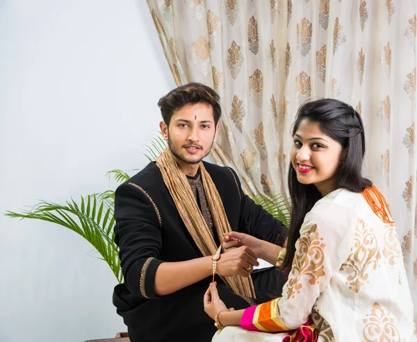 Indiase zuster het toepassen van Tika op brother's voorhoofd, genieten en vieren Raksha bandhan Festival — Stockfoto