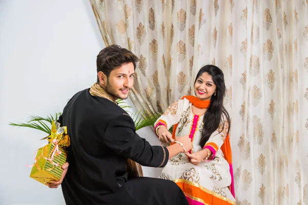 Indische Schwester trägt Tika auf die Stirn des Bruders auf, genießt und feiert Raksha Bandhan Festival — Stockfoto